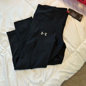 NWT Women’s Under Armour Compression Capri Leggings. Size Large.